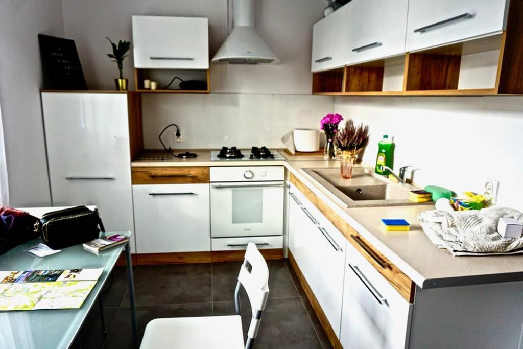 Sunshine Parkside Hideaway - 3 Bedroom - By Upstairs Krakau Exterior foto